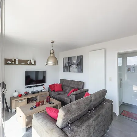 Stylish 2-bedroom With Terrace, Cleaning Included